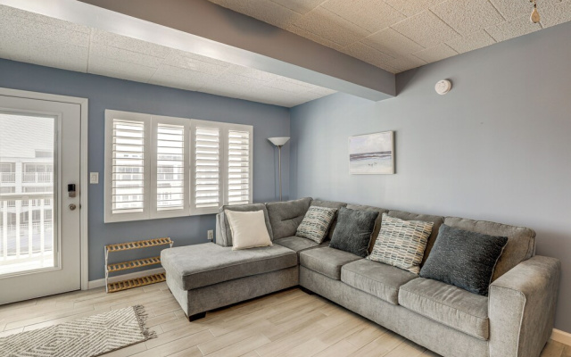 Oceanside Retreat in Mantoloking: Walk to Beach!