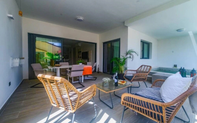 Spacious Modern Apartment With Private Picuzzi