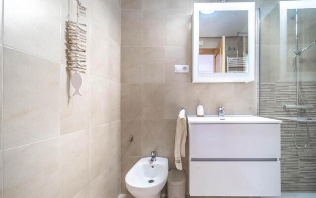 Modern Bright Two Bedroom Apartment With Pool Views - CO1022LT