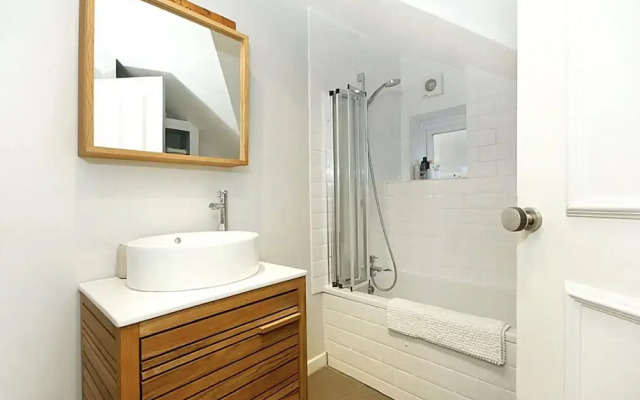 Classic Battersea Home by Clapham Junction Station