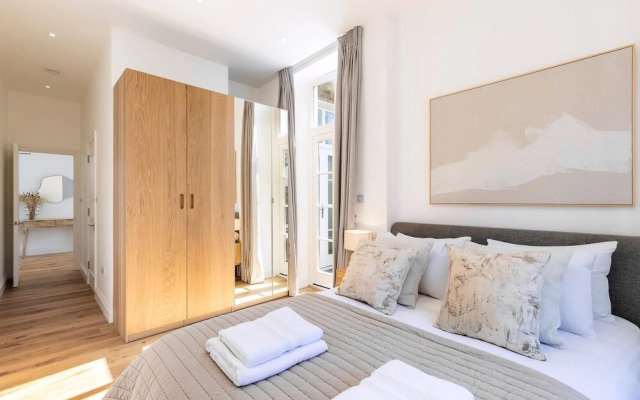 Bright & Elegant Chelsea Getaway: Private Balcony!