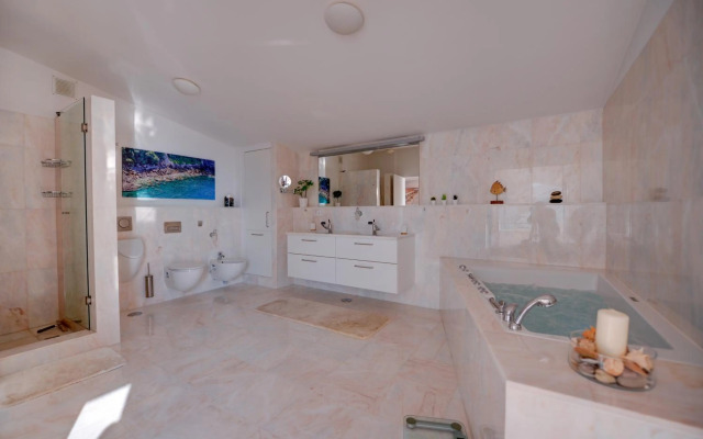 The Fantastic Beach House of Luz