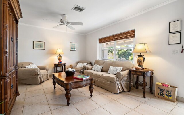 Hut Pointe #5 2 Bedroom Apts