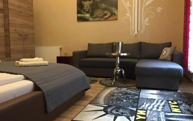 Mandy Rooms