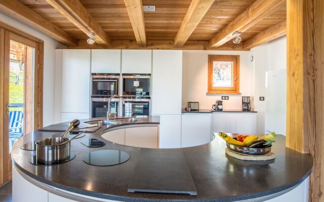 Luxurious Chalet in Vaujany French Alps with Balcony