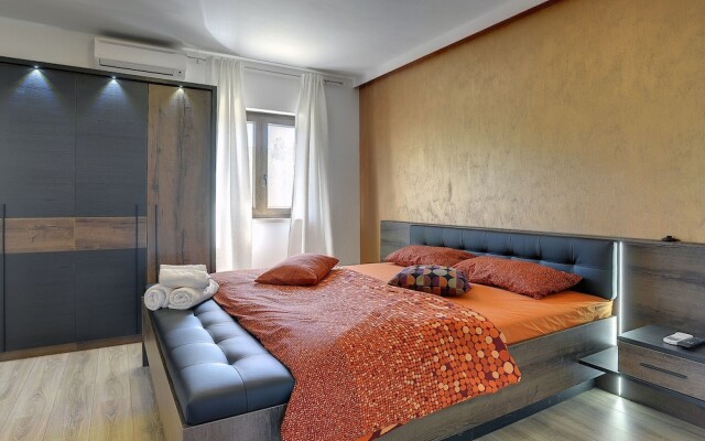 Villa With Pool and Sunshade in Rovinj