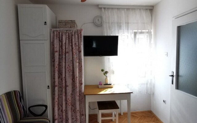 Authentic apt in Stone House, at the top Location