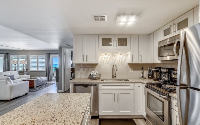 Holiday Surf & Racquet 402 2 Bedroom Condo by RedAwning