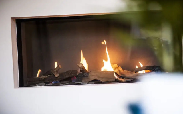 Small House Lake Modern Retreat