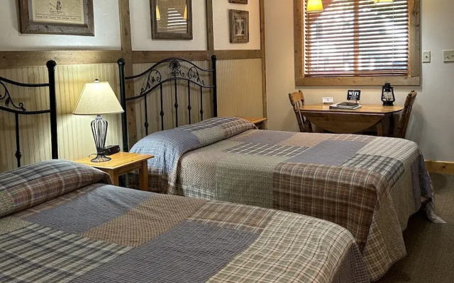 Moore's Old Pine Inn