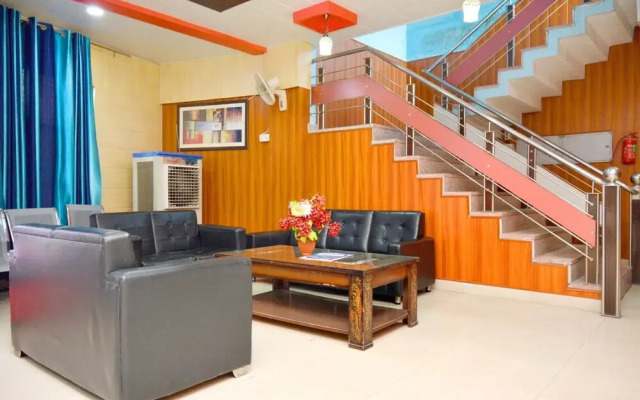 Oyo 39889 Palace Plaza