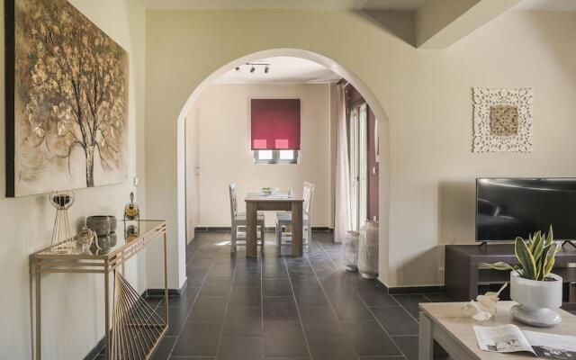 Queen Bee Apartment A