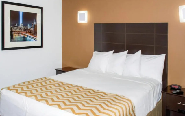 Travelodge by Wyndham Manhasset