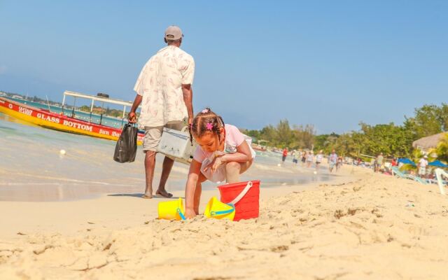 Aqua Verde- Burbon Beach Club