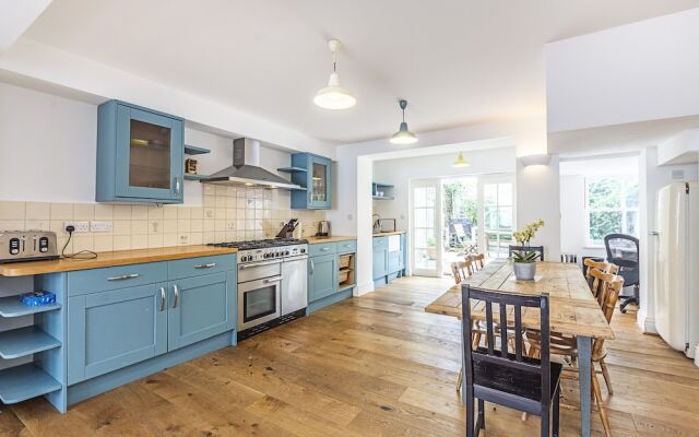 Westbourne Road · Lovely 2 Bed Apartment Near Paradise Park