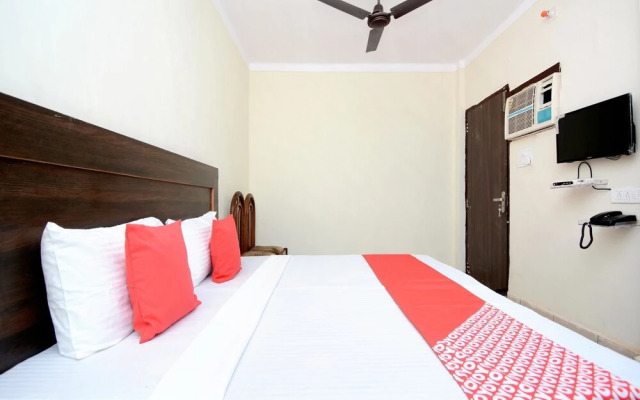 Oyo 30943 Hotel Tourist