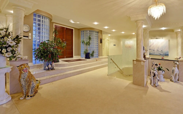 Boutique House with Endless Views