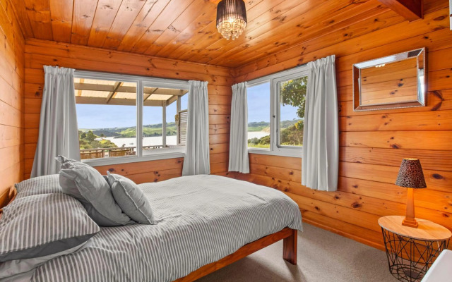 Bay Vista Views - Raglan Holiday Home