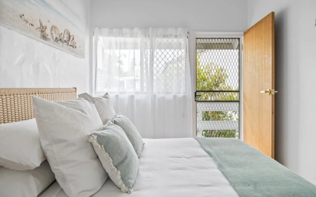 Chic 2-bed Cabin-style Home by Mooloolaba Beach – Guest Rooms – Mooloolaba