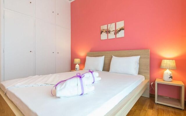 Comfy Kerameikos Apartment by Cloudkeys