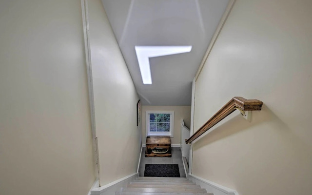 Quaint DT Greenport Apt - 2 Mi to Shelter Island!