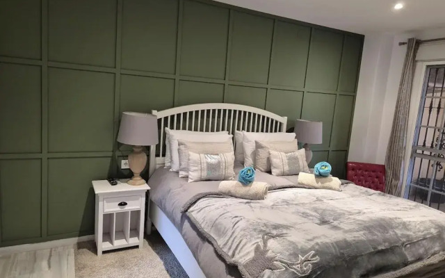 Luxurious Three Bedroom Duplex Apt Close to Beach