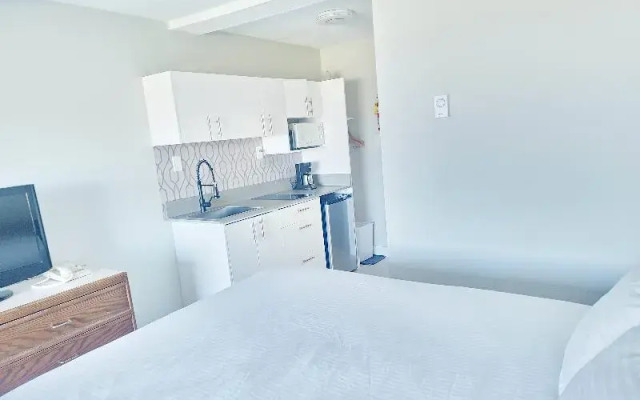 Sea Edge Beachside Hotel