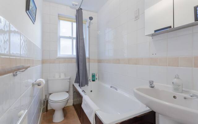 Charming 2 Bedroom Property in Clapham