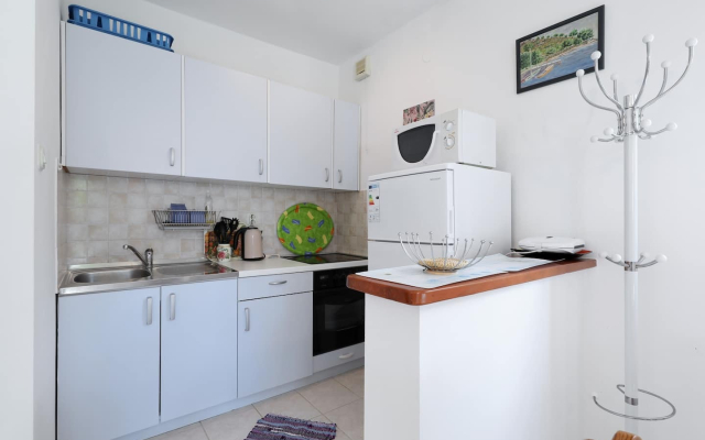 Apartment Djurdja - 20 m from beach : A2 Luka Murter, Island Murter