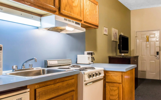 Econo Lodge Inn & Suites White Haven