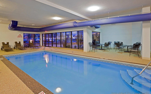 Отель RL Cleveland Airport West