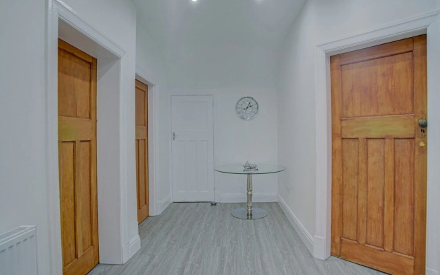 Stunning 2BR Apt South Manchester For 6!