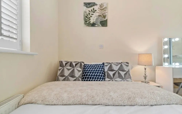 3 Bedroom Cosy-home in Hornchurch With hot tub