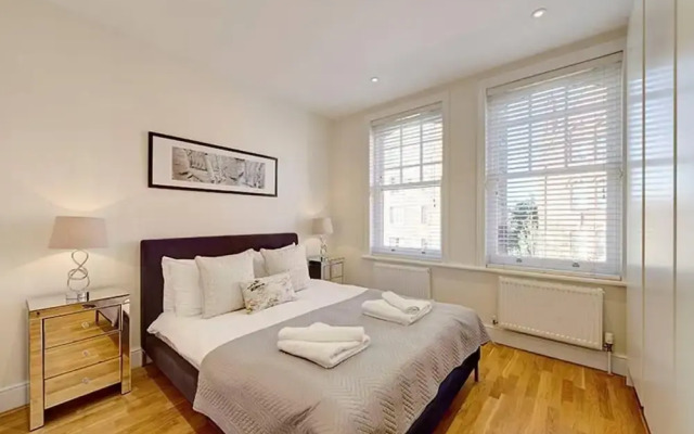 Bright Three Bedroom Apartment in Hammersmith, London