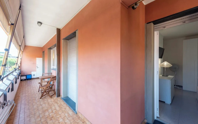 Charming 2-bed flat  balcony & parking