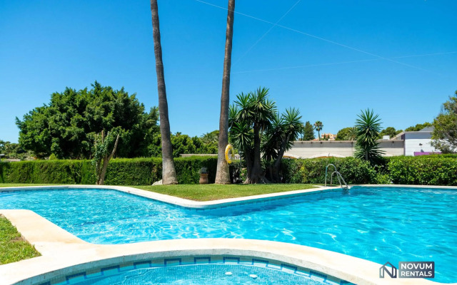 Modern 2 BDRM Apt with Sea Views and Pool