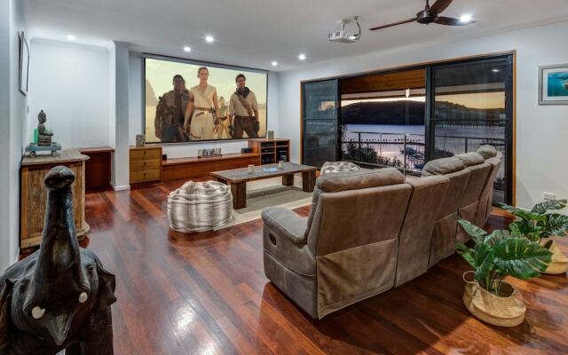 The Boathouse - Luxury Holiday Home with Jacuzzi