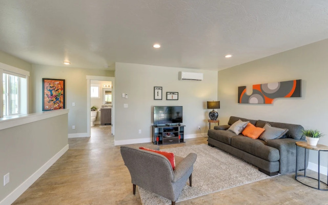 Modern Apt - 7 Mi to St. Anthony Sand Dunes!