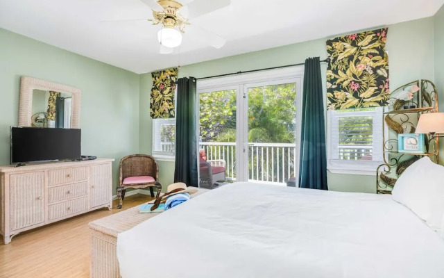 Linger Longer by Avantstay Key West Walkable Gated Community, Shared Pool Week Long Stays Only