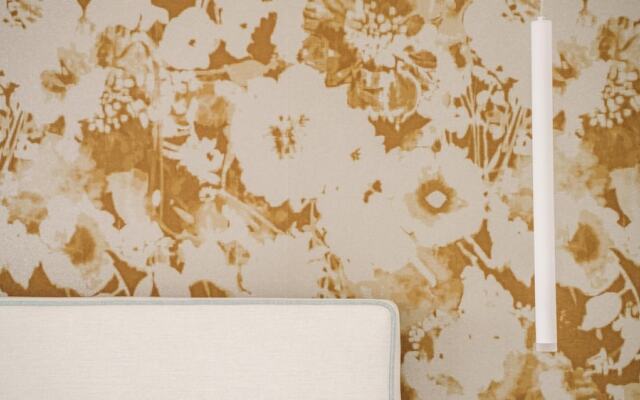 Welcomely - Deluxe Room - Charles Aznavour