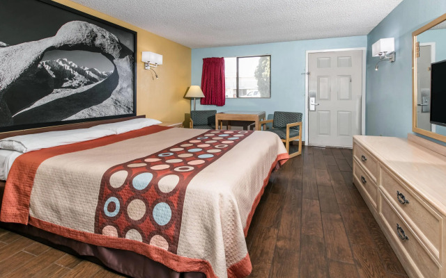 Super 8 by Wyndham Bishop