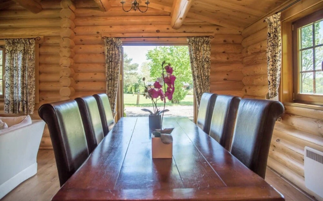 Oak Lodge With Hot Tub, Kingfishers