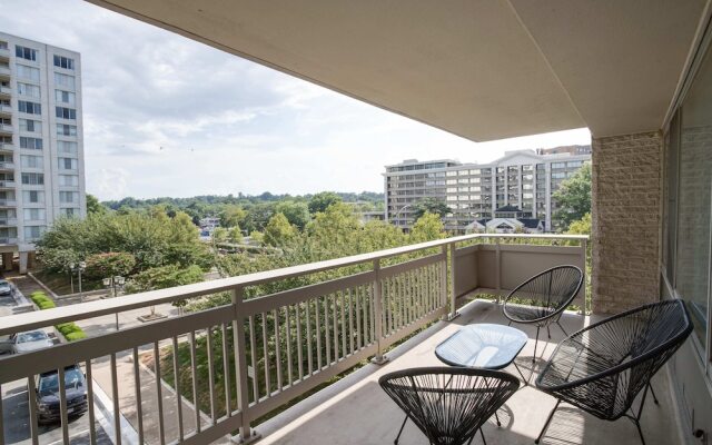 Awesome 2 BR Condo Crystal City