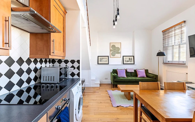 Stylish Chelsea Flat With Luxe Comfort & Charm