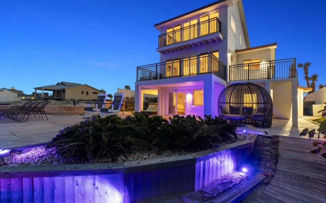 Pool, 7 Bedrooms, Direct Oceanfront, 4 Kitchens