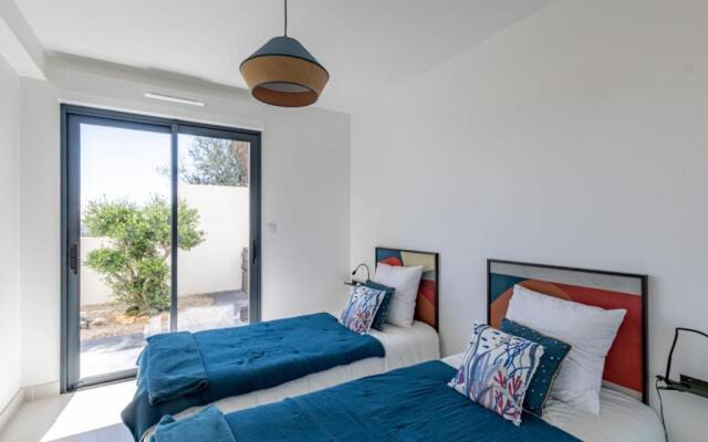 Modern apt with BALCONY at 1mn walk from the BEACH