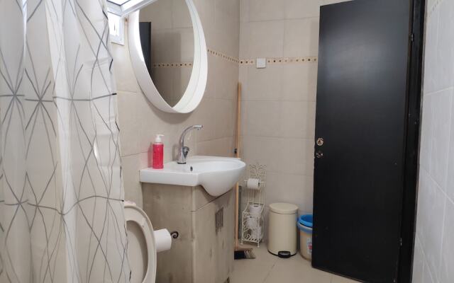 Private & Spacious Apt w Queen Beds PRKG