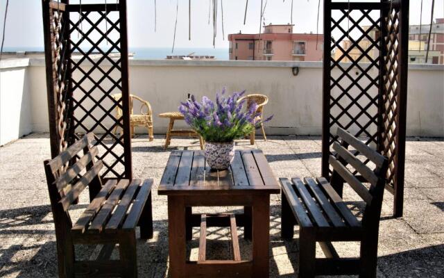 ELENA ATTICO con TERRAZZA, SOLARIUM VISTA MARE e piscina condominiale