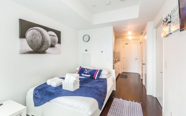 Couples Retreat @downtown With Lakeshore View