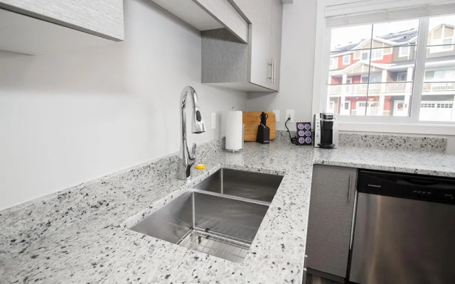 Cheerful 4 Bedroom Townhouse With Parking Wifi